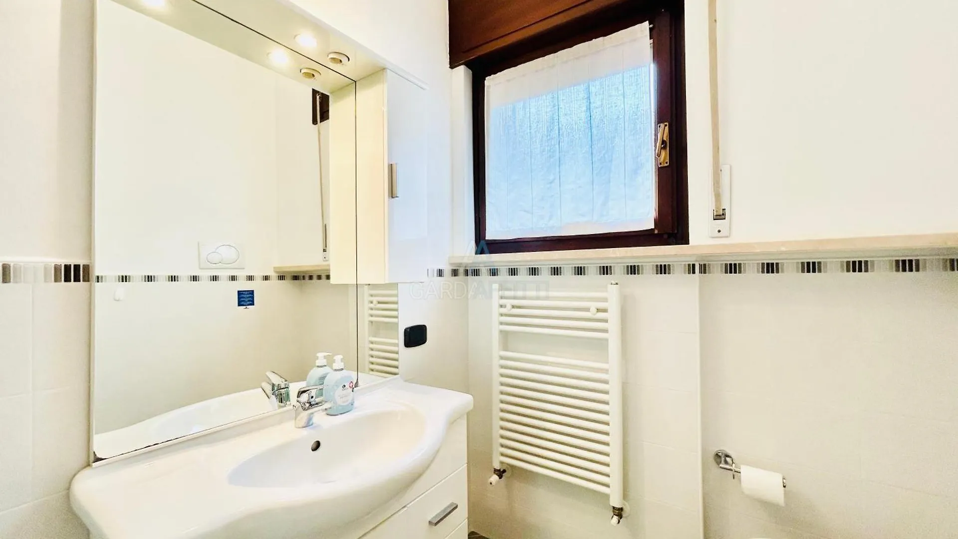 Crono Apt-200M Dal Lago Di Garda Con Piscina シルミオーネ アパート